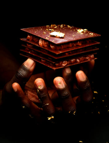 chocolat dans une main