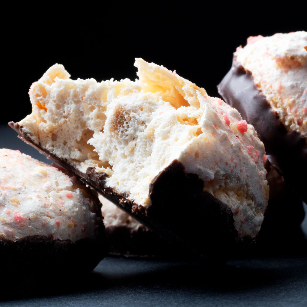 Meringues Poudrées à la poudre de pralines roses, nappées de