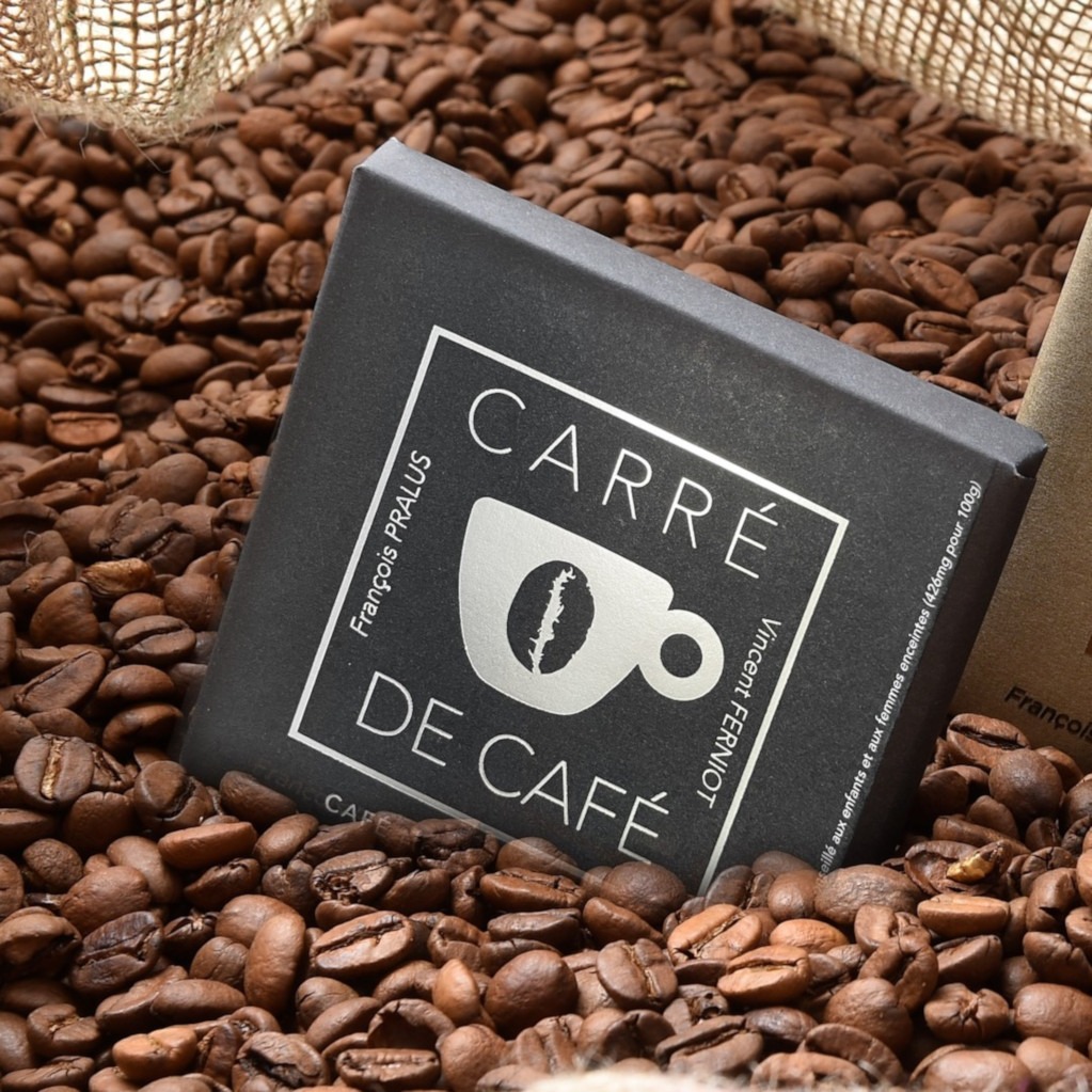 carré de café in coffee beans